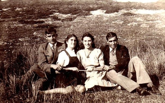 Henry Lourens, Bawie Groenewald, Marie en Andries Moolman.   Foto is ongeveer 70 jaar oud! Mense is lankal oorlede en dateer uit â€˜n ander era, maar almal Gansbaaiers â€“ gebore en getoÃ«.